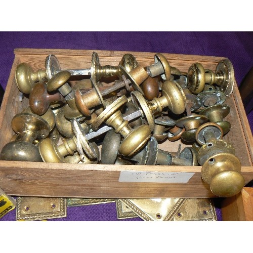 145 - 18 PAIR OF VINTAGE BRASS DOOR KNOBS, IN A WOODEN BOX.