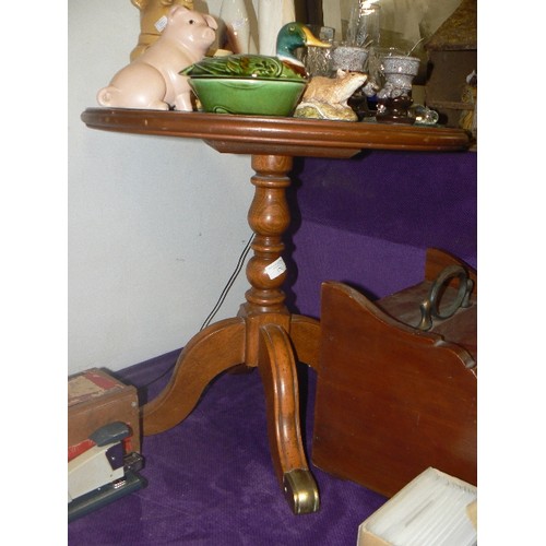 120 - SMALL STURDY PEDESTAL SIDE TABLE WITH BRASS FEET. BLUE LEATHER INLAID TOP.