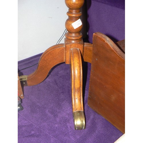 120 - SMALL STURDY PEDESTAL SIDE TABLE WITH BRASS FEET. BLUE LEATHER INLAID TOP.