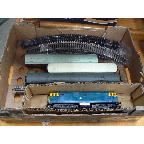 261 - HORNBY DIESEL ENGINE D7063, TRAIN TRACK, 3 COACHES.