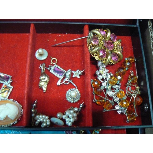 276 - LARGE CANTILEVER JEWELLERY BOX CONTAINING VINTAGE COSTUME JEWELLERY, STRATTON COMPACT ETC. .