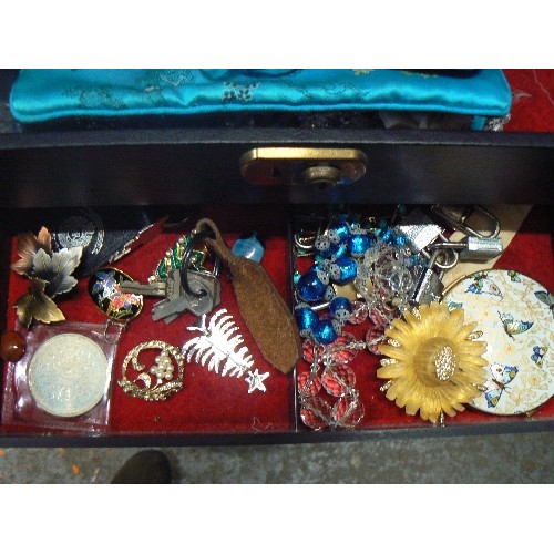 276 - LARGE CANTILEVER JEWELLERY BOX CONTAINING VINTAGE COSTUME JEWELLERY, STRATTON COMPACT ETC. .