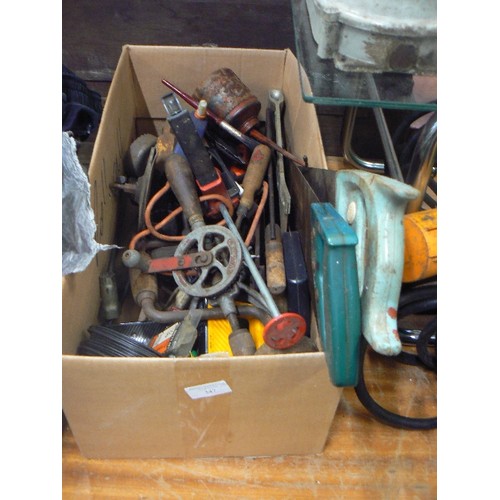 347 - BOX OF VINTAGE TOOLS. INCLUDES BRACE & BIT, VARIOUS SAWS, CHISELS, OIL CANS ETC ETC.