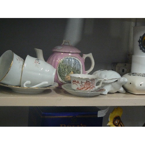 56C - MIXED VINTAGE CERAMICS, LUSTRE WARE, CRESTWARE, TINY TEAPOT 'INVALID'S WALK-BOURNMOUTH' ROYAL MUGS E... 