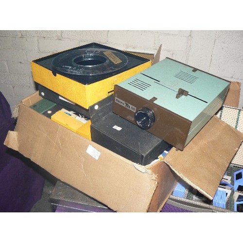 171 - LARGE VINTAGE CINE PROJECTOR LOT. INCLUDES KODAK CAROUSEL, BOOTS PROJECTOR, QUANTITY OF CINE SLIDES ... 