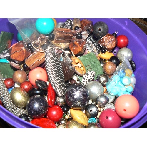 176A - TIN OF ASSORTED LARGE BEADS FOR JEWELLERY-MAKING.