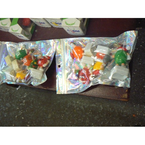 229 - M&M TALKING ANIMATED CHRISTMAS CANDY DISH, IN UNOPENED BOX. PLUS 8 X CHRISTMAS M&M TOPPERS.