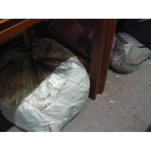 260 - 6 BAGS OF MIXED HOUSEHOLD LINEN & CLOTHING. APPEARS CLEAN.