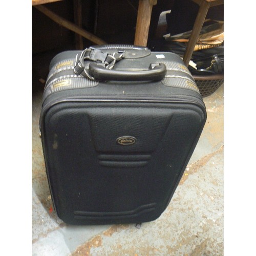 353A - BLACK SUITCASE. MEDIUM SIZE.