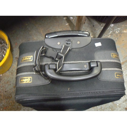 353A - BLACK SUITCASE. MEDIUM SIZE.