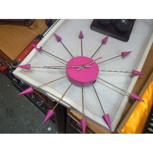 291 - RETRO-STYLE PINK SPUTNIK WALL LOCK. QUARTZ.