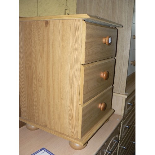 425 - PINE EFFECT BEDSIDE 3 DRAWER CHEST