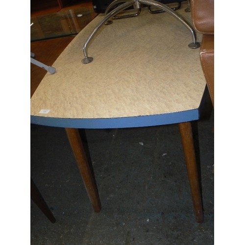 400 - FORMICA TOP TABLE