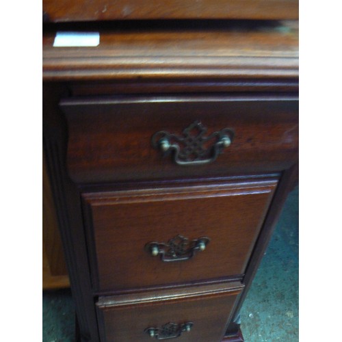 372 - LOVELY DOUBLE PEDESTAL DESK WITH 6 DRAWERS