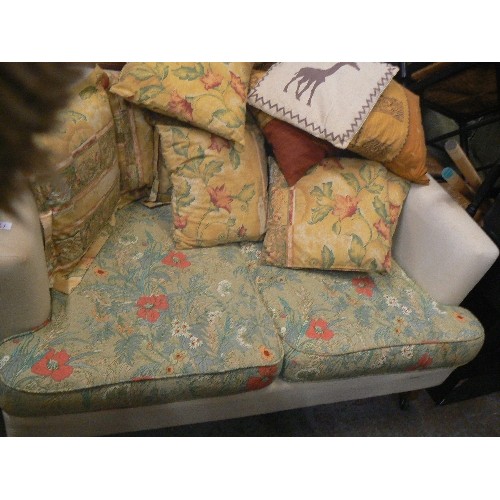 426 - SMALL SOFA IN CREAM LINEN LINING FABRIC WITH POPPY FABRIC SEAT CUSHIONS, AND 7 X SCATTER CUSHIONS. O... 