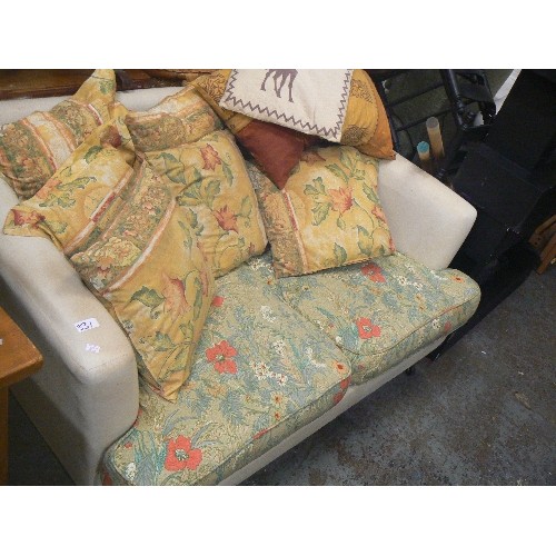 426 - SMALL SOFA IN CREAM LINEN LINING FABRIC WITH POPPY FABRIC SEAT CUSHIONS, AND 7 X SCATTER CUSHIONS. O... 