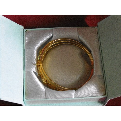 22 - A BEAUTIFUL GOLD PLATED BANGLE BRACELET IN PRESENTATION BOX