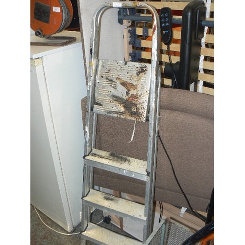 440 - ALUMINIUM STEP LADDER