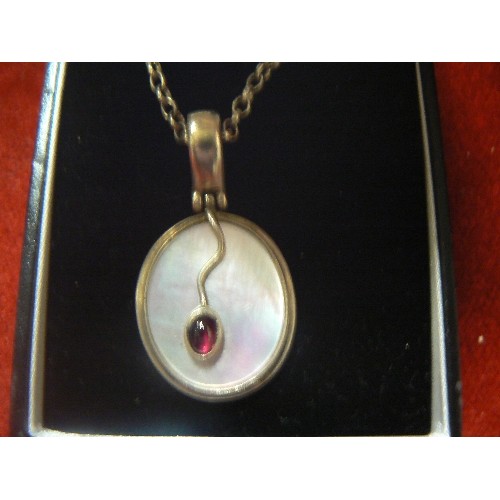 43 - A LOVELY SILVER PENDANT AND CHAIN A RED STONE ON MOTHER OF PEARL BACKGROUND