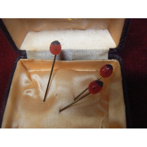 52 - AN ALABASTER BOWL WITH COLLECTION OF CUFF LINKS AND BITS VINTAGE BROACHES