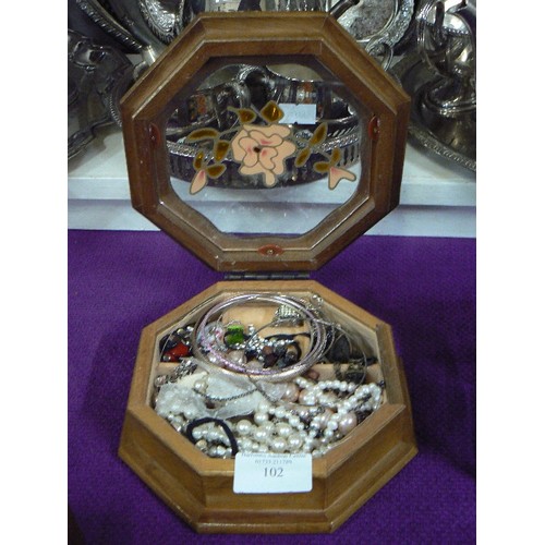 102 - WOODEN JEWELLERY BOX WITH GLASS TOP AND CONTENTS OF COSTUME JEWELLERY