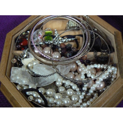 102 - WOODEN JEWELLERY BOX WITH GLASS TOP AND CONTENTS OF COSTUME JEWELLERY