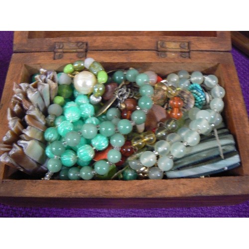 103 - WOODEN CARVED JEWELLERY BOX IN THE SHAPE OF A CHEST WITH CONTENTS OF COSTUME JEWELLERY