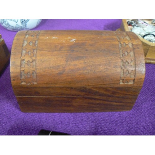 103 - WOODEN CARVED JEWELLERY BOX IN THE SHAPE OF A CHEST WITH CONTENTS OF COSTUME JEWELLERY