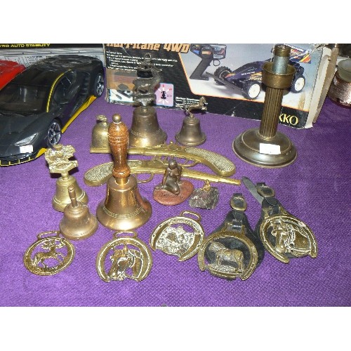 107 - LARGE COLLECTION OF BRASSWARE INCLUDING PISTOL WALL PLAQUES, HORSE BRASSES AND BELLS