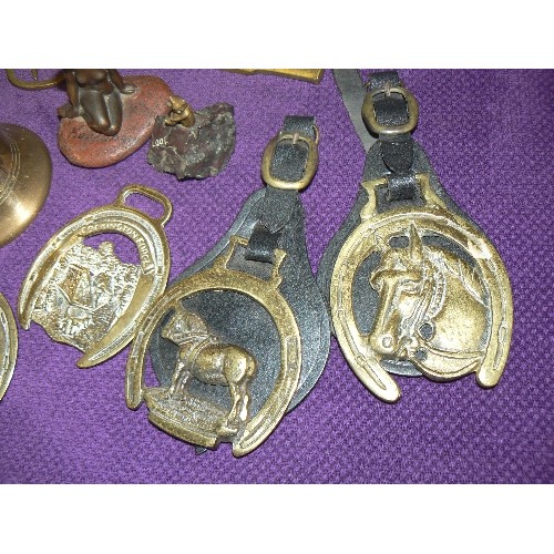 107 - LARGE COLLECTION OF BRASSWARE INCLUDING PISTOL WALL PLAQUES, HORSE BRASSES AND BELLS