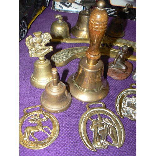 107 - LARGE COLLECTION OF BRASSWARE INCLUDING PISTOL WALL PLAQUES, HORSE BRASSES AND BELLS