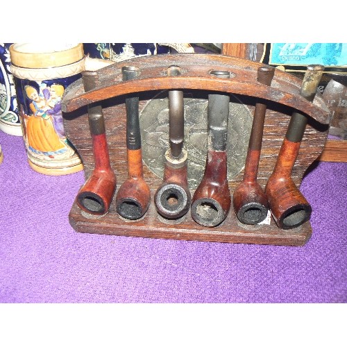 123 - 2 VINTAGE PIPE RACKS CONTAINING A LARGE COLLECTION OF PIPES