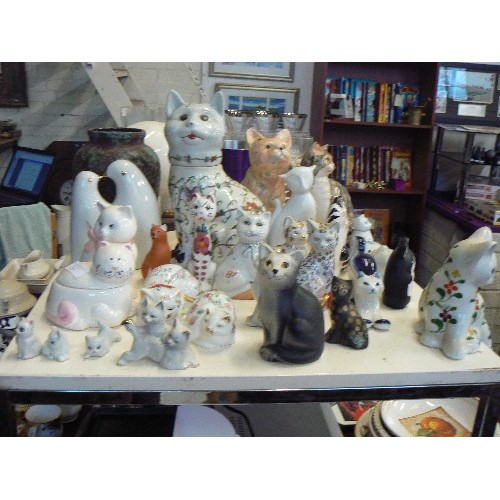 224 - LARGE QUANTITY OF CERAMIC CAT ORNAMENTS