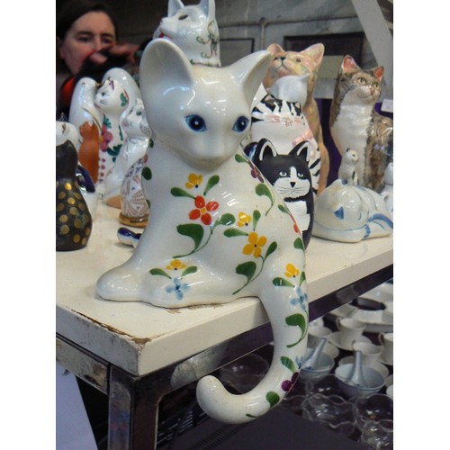 224 - LARGE QUANTITY OF CERAMIC CAT ORNAMENTS