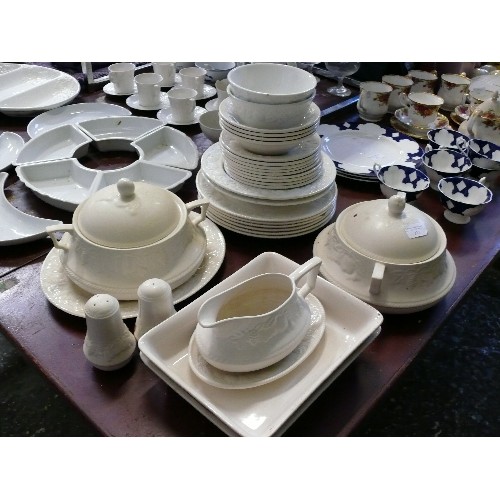 211 - QUANTITY OF WHITE TABLEWARE INCLUDING A PAIR OF TUREENS, OVEN/SERVING DISHES AND PLATES (pepper pot ... 