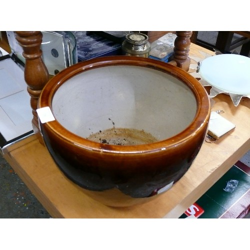 281 - LARGE BROWN PLANT POT