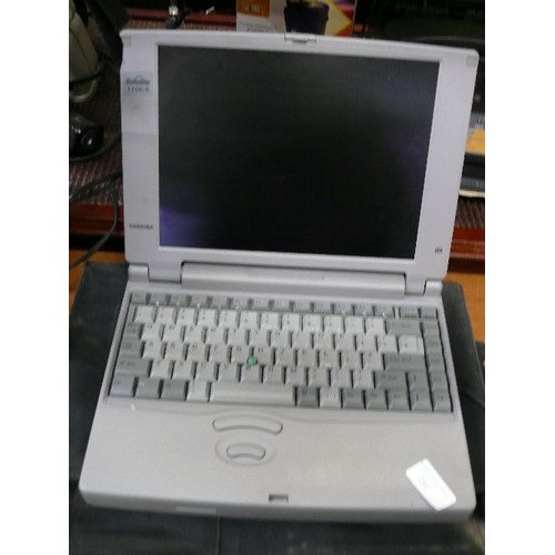 251 - TOSHIBA SATELLITE 110CS/810 SYSTEM UNIT LAPTOP WITH BAG PLUS CD ROM AND FLOPPY DISC READER