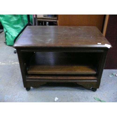 1040 - OAK LIVING ROOM FURNITURE, COULD BE USED AS A TV UNIT OR COFFEE TABLE.