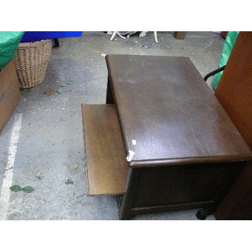 1040 - OAK LIVING ROOM FURNITURE, COULD BE USED AS A TV UNIT OR COFFEE TABLE.