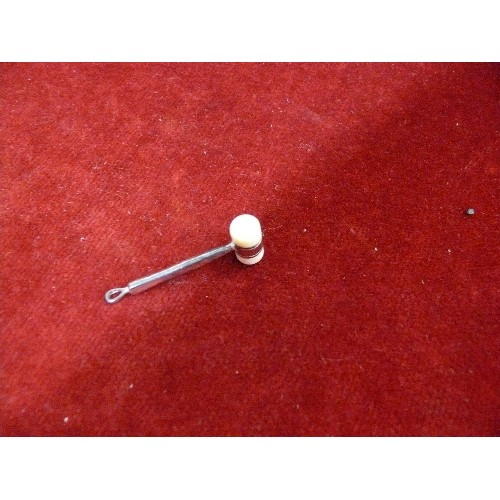 21 - A MINIATURE AUCTIONEERS GAVEL IN SIMULATED SILVER AND IVORY