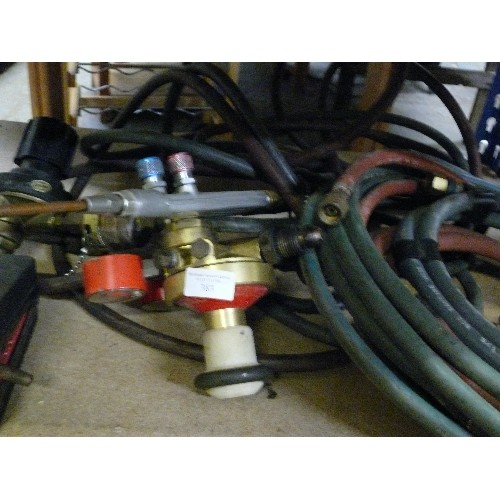 383 - OXY ACETYLENE GAS WELDING SET INCLUDING HOSES, REGULATORS, WELDING TORCH AND VARIOUS NOZZLES