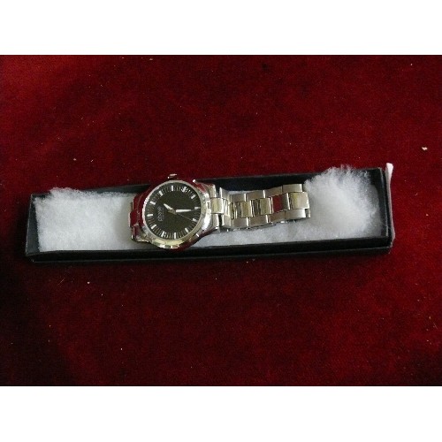 30 - A GENTS WATCH BY PHASE, STAINLESS STEEL STRAP