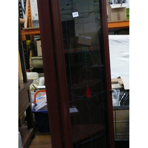 1045 - CORNER DISPLAY CABINET WITH STAINED GLASS DETAIL