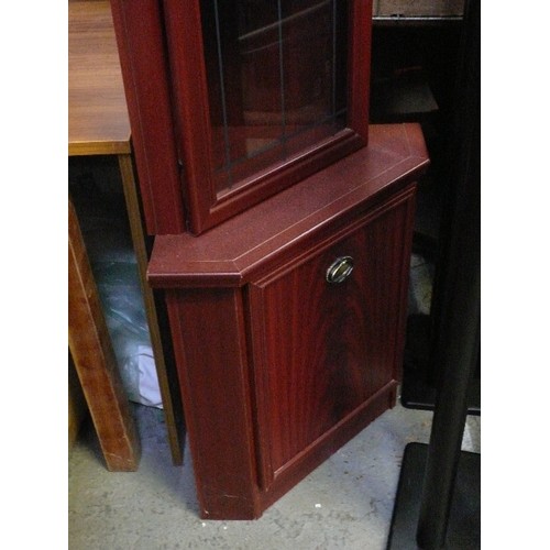 1045 - CORNER DISPLAY CABINET WITH STAINED GLASS DETAIL