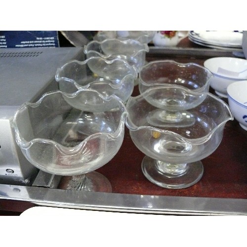 217 - COLLECTION OF GOOD QUALITY GLASS SUNDAE DISHES