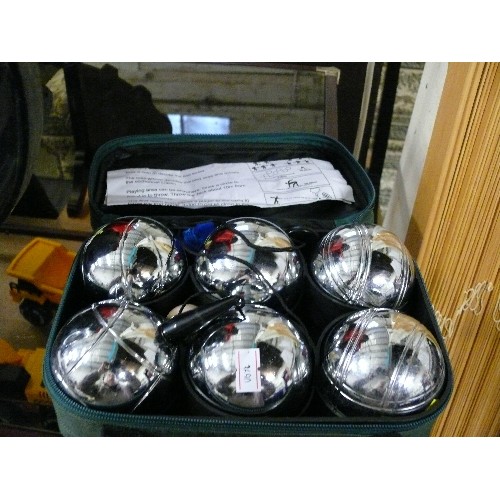 311 - SET OF BOULES IN A CASE