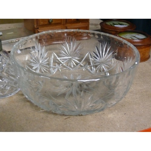 481 - VINTAGE CIRCULAR CUT GLASS FRUIT BOWL WITH 2 CUT GLASS SCENT BOTTLE ATOMISERS