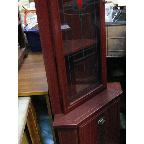 1045 - CORNER DISPLAY CABINET WITH STAINED GLASS DETAIL