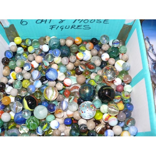 227 - BOX CONTAINING A LARGE QUANTITY OF MARBLES.