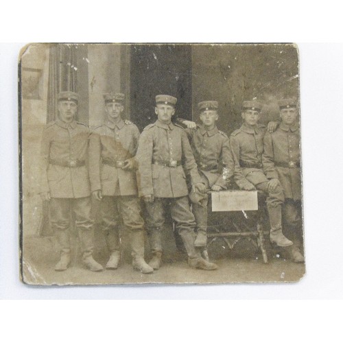 321 - WW1 - An impressive collection of WW1 real photographic & other postcards (over 100). The album is d... 